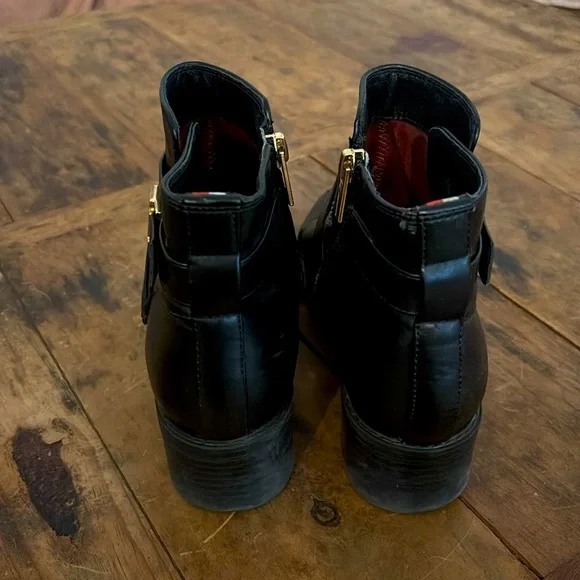 Tommy Hilfiger Black Ankle zipper boots 7M with Gold Emblem - Picture 10 of 16